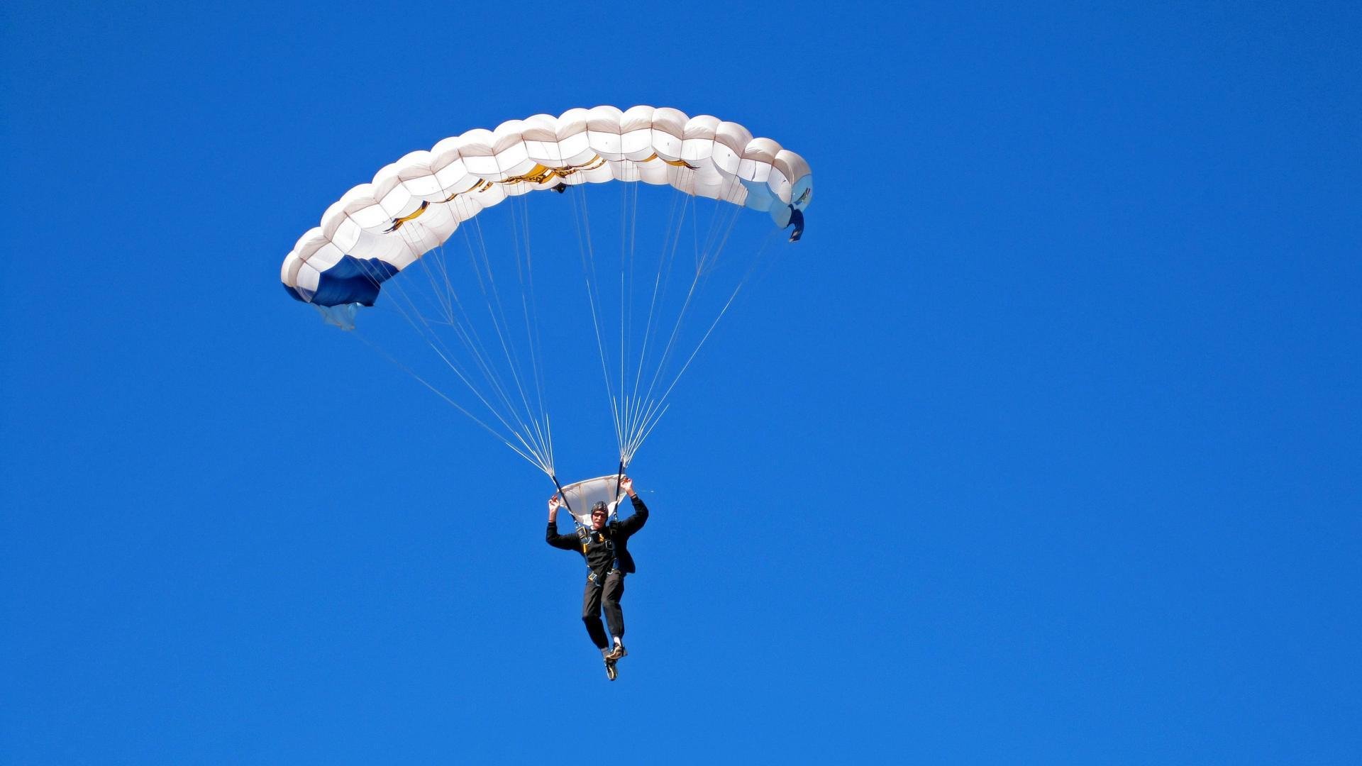 维斯塔潘强势夺冠，F1西班牙大奖赛上演激