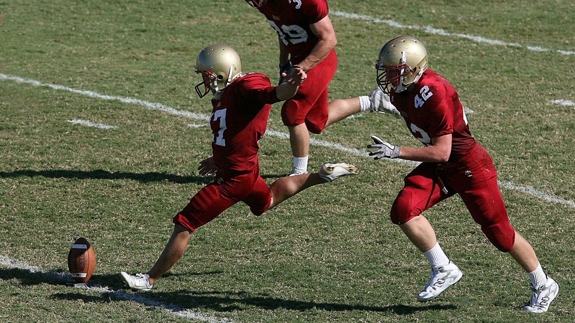 皇马逆转巴萨登顶西甲积分榜 本泽马梅开二度锁定胜局