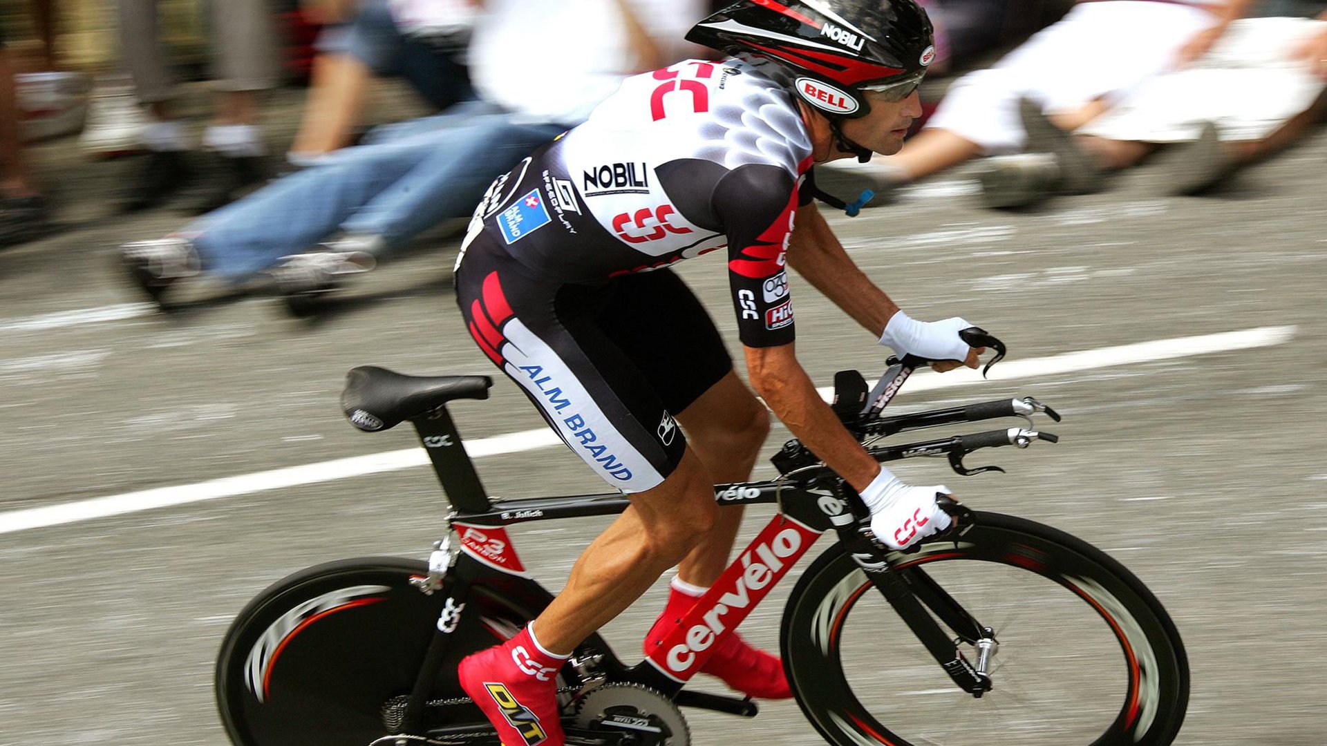 转会市场风云再起,豪门争抢新星,天价合约刷新纪录