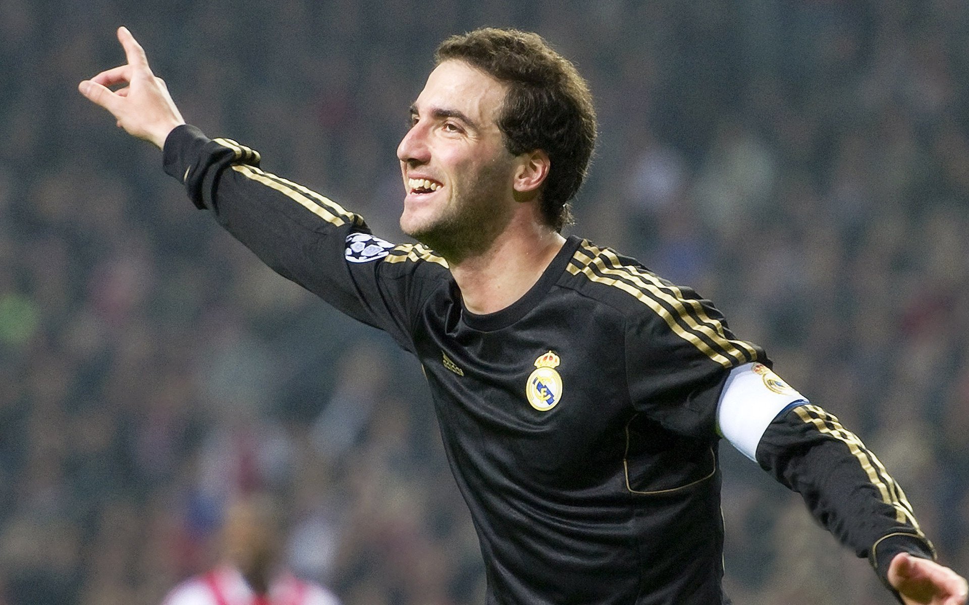 传奇谢幕!足球名将李明举行盛大退役仪式